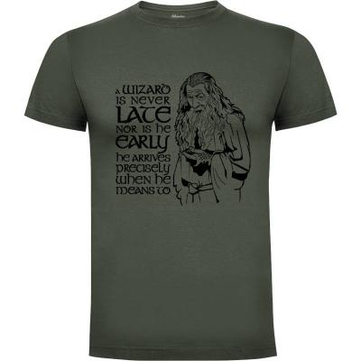Camiseta A wizard is never late (por Mos Eisly) - Camisetas Mos Graphix