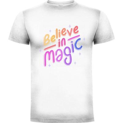 Camiseta Believe In Magic - Camisetas Sombras Blancas